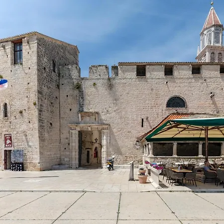 & Gasthuis Trogir